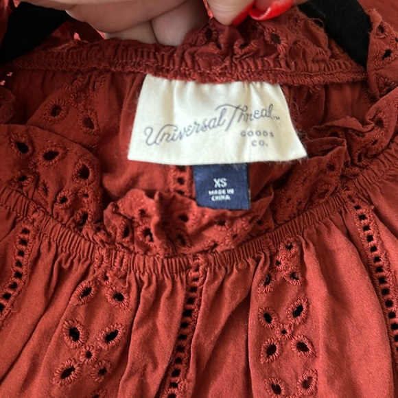 Universal Thread eyelet top. Great used condition. Light and airy. - Picture 2 of 3